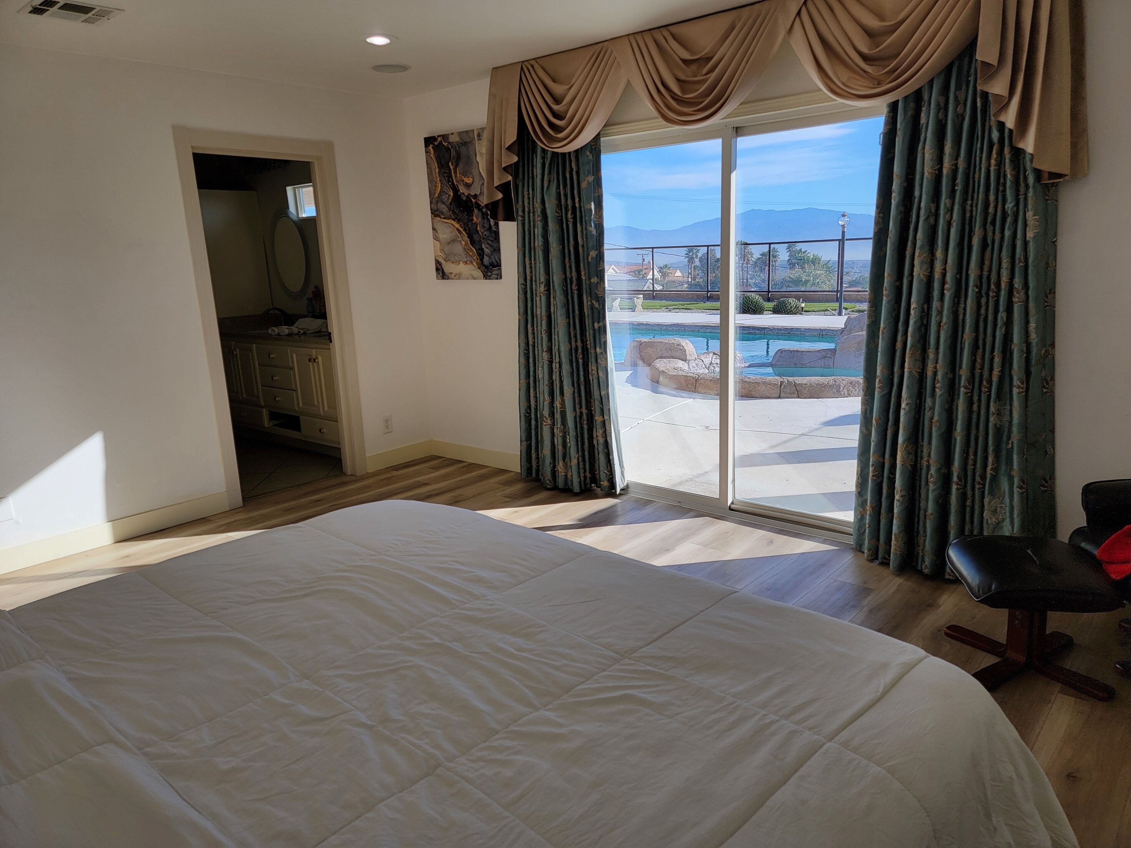 3 slaapkamers, een strijkplank/strijkijzer, wifi, beddengoed