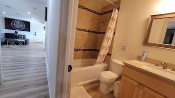 Een haardroger, handdoeken, zeep, toiletpapier