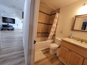 Sèche-cheveux, serviettes fournies, savon, papier toilette