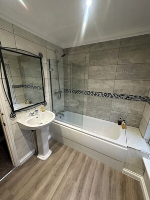 Family Room | Bilik Mandi | Pancuran mandi, tab mandi rendaman dalam 