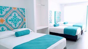 Habitación triple, varias camas | Escritorio, tabla de planchar con plancha, wifi gratis