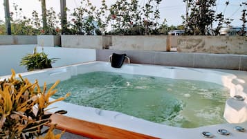 Bañera de hidromasaje al aire libre