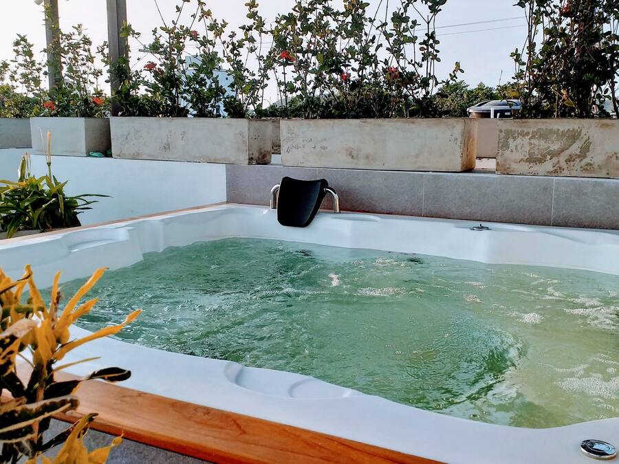 Outdoor spa tub