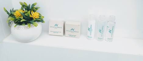 Ein Regal mit einem Blumentopf, zwei Kartons und drei Shampoo-Flaschen.