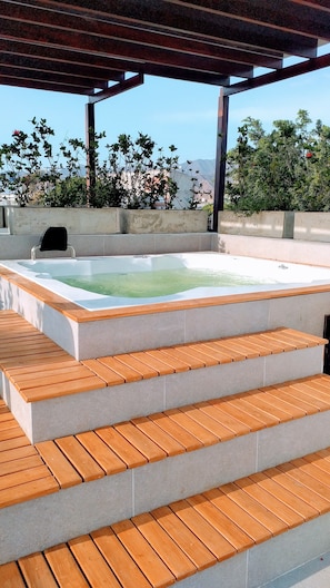 Bồn tắm spa ngoài trời