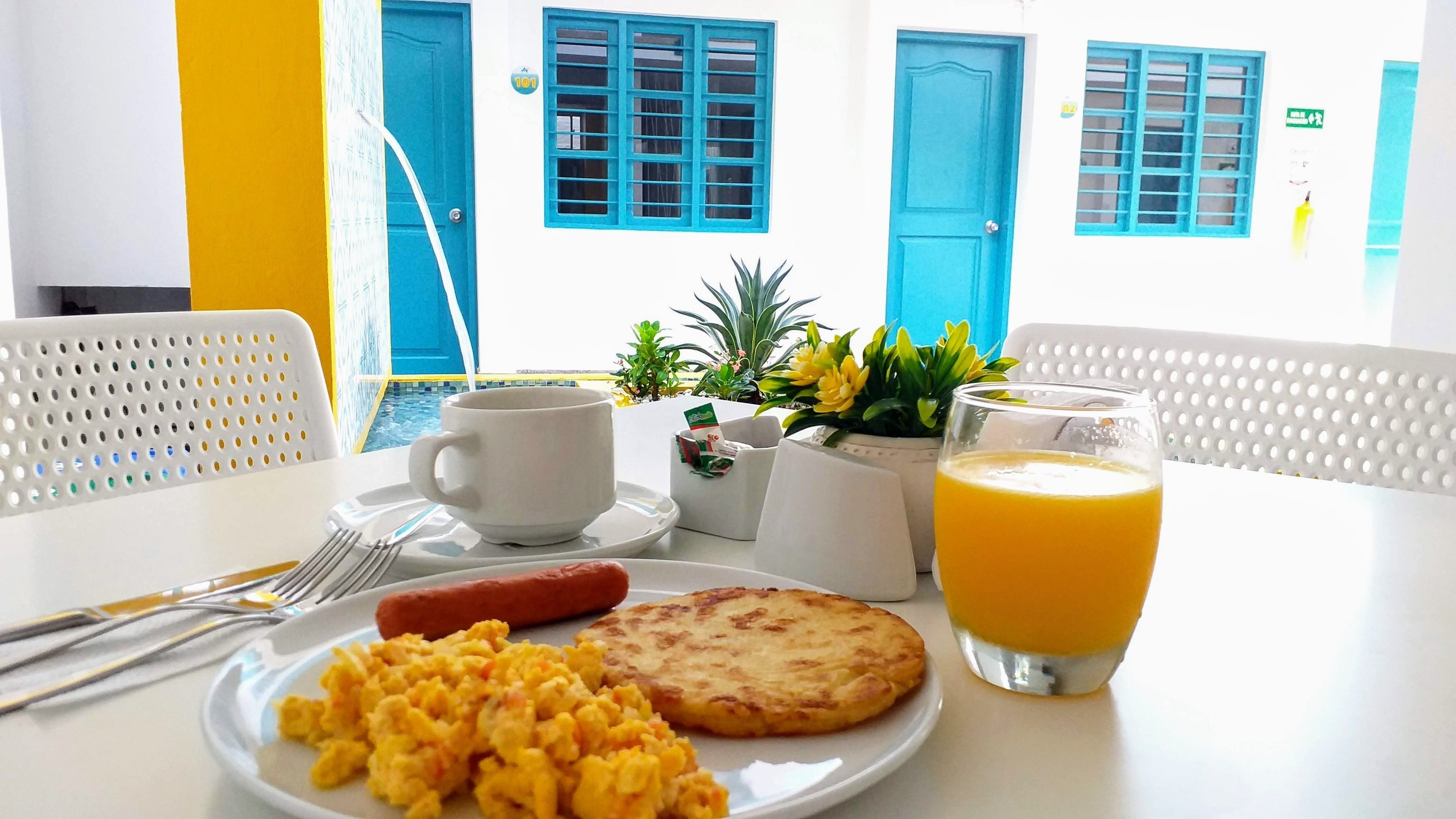 breakfast, lunch and dinner served