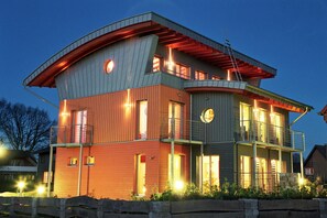 A modern multi-story building with a flat roof, large windows, and a balcony. - Apartment in the architect house Relaxing work - feel-good atmosphere (Bahnhof Reken)