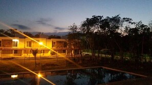 Una piscina al aire libre