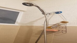 Douche, serviettes fournies, savon, papier toilette