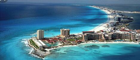 Playa en los alrededores y camastros