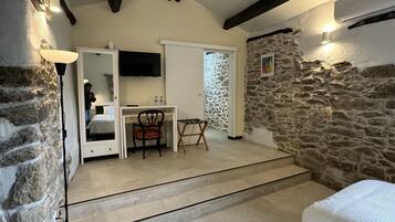 Habitación Deluxe con 2 camas individuales | Edredón, camas con pillow-top y caja de seguridad en la habitación