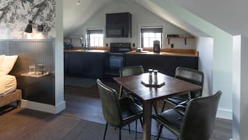 Premier-lejlighed - 1 kingsize-seng med sovesofa - ikke-ryger - køkken | Privat køkken | Køleskab/fryser i fuld størrelse, mikrobølgeovn, kaffe-/temaskine