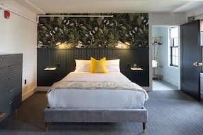 Deluxe Studio, 1 King Bed, Non Smoking, Kitchenette | Premium bedding, pillowtop beds, minibar, individually decorated