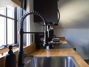 Appartement « Premier », 1 très grand lit et 1 canapé-lit, non-fumeurs, cuisine | Coin cuisine privé | Grand réfrigérateur, micro-ondes, cafetière/bouilloire