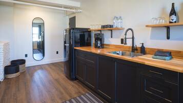 Estudio superior, 1 cama King size, para no fumadores, cocineta | Cocineta privada | Refrigerador con congelador, microondas y cafetera y tetera