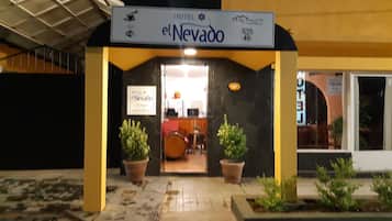 Fachada de la propiedad por la tarde o noche