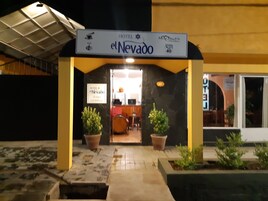 Fachada de la propiedad por la tarde o noche