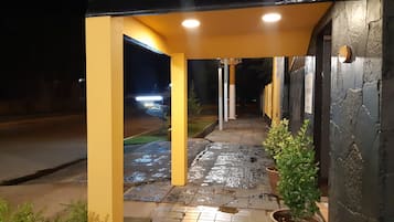 واجهة المنشأة - في المساء/الليل