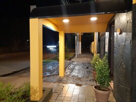Fachada de la propiedad por la tarde o noche