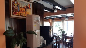 A kitchen with a refrigerator, a coffee maker, and a potted plant. - Hotel El Nevado Malargüe (Malargüe)