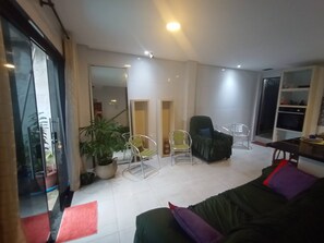 Habitación superior | Cocina privada | Refrigerador, microondas, horno y licuadora 