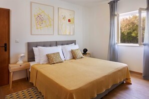 4 slaapkamers, een kluis op de kamer, een strijkplank/strijkijzer, wifi