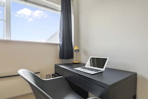 Executive Apartment, 1 Bedroom | Desk, iron/ironing board, free WiFi, bed sheets - UR STAY Apartments Leicester (Leicester)