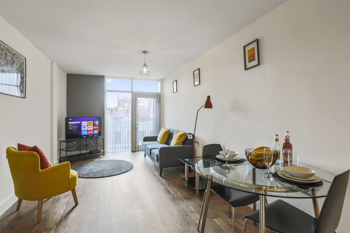 Executive Apartment, 1 Bedroom | Living area | 42-inch Smart TV with digital channels, TV, Netflix