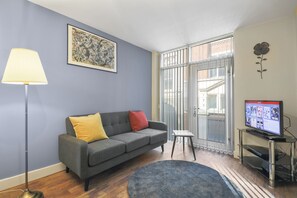 42-inch Smart TV with digital channels, TV, Netflix - UR STAY Apartments Leicester (Leicester)