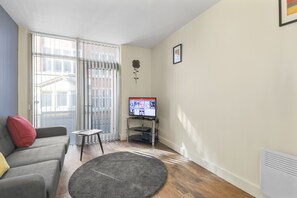 42-inch Smart TV with digital channels, TV, Netflix - UR STAY Apartments Leicester (Leicester)