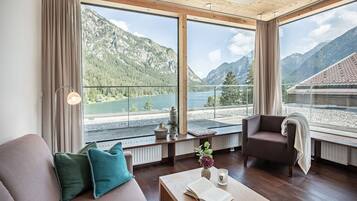 Luxury-Maisonette | Wohnbereich | 40-cm-Flachbildfernseher mit Satellitenempfang, Fernseher