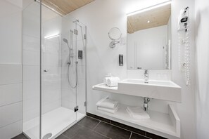 Classic Double Room | Bathroom | Hair dryer, bathrobes, towels, soap - Hotel Fischer am See (Heiterwang)