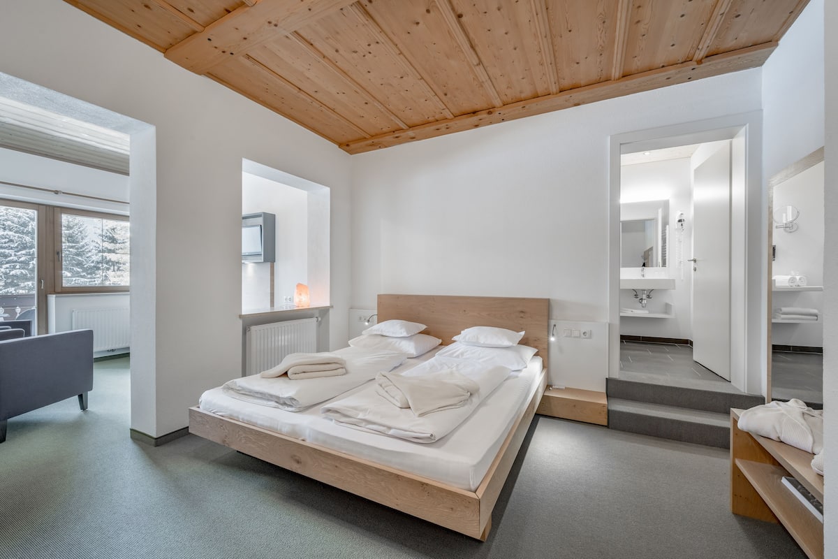 Classic Double Room | 1 bedroom, hypo-allergenic bedding, in-room safe, blackout drapes