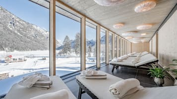 Een sauna, een stoombad, lichaamsbehandelingen, massagebehandelingen