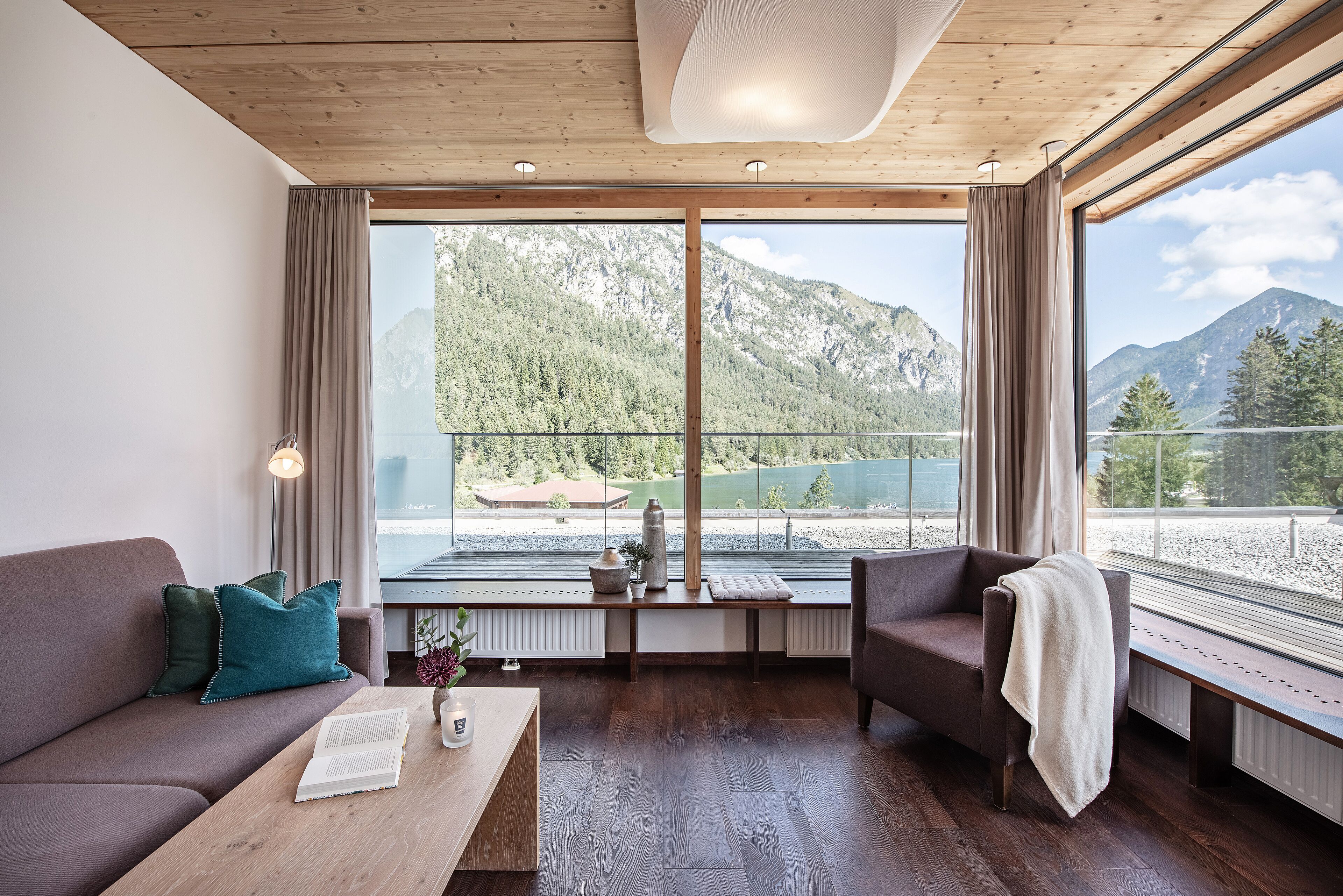 Luxe maisonnette | Woonruimte | Een 40-cm flatscreentelevisie met satellietzenders en televisie