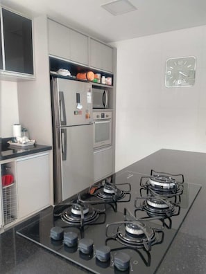 Casa luxo, vista para a montanha | Cozinha privada | Geladeira, micro-ondas, fogão, cooktop
