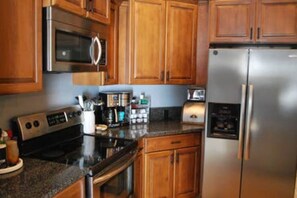 ثلاجة، ميكروويف، فرن، موقد طهي مسطح