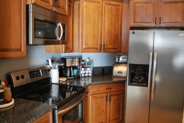 Refrigerador, microondas, horno, placa de cocina