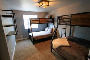 5 bedrooms, desk, free WiFi, bed sheets