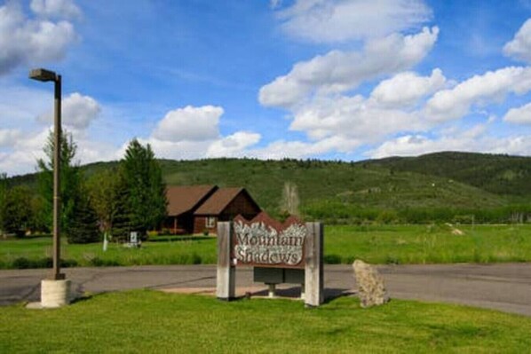 المنطقة المحيطة بالمنشأة