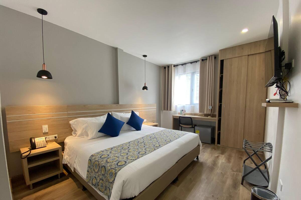 Premium bedding, down comforters, minibar, in-room safe