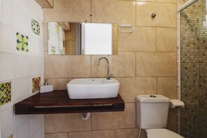 Double or Twin Room | Bathroom | Shower - Hostel Cabo Frio (Cabo Frio)