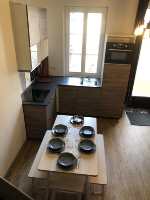 Réfrigérateur, micro-ondes, four, plaque de cuisson