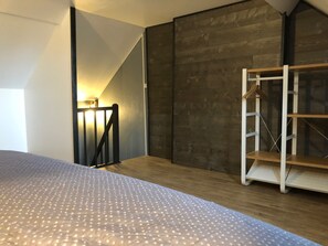 2 bedrooms, travel cot, WiFi