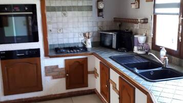 Frigorífico, microondas, horno y placa de cocina