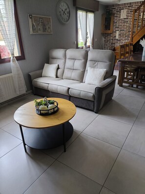 Televisión, reproductor de DVD, futbolito y libros