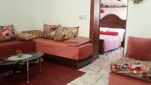A cozy living room with a sofa set, a coffee table, and a patterned rug. - Martil vacances (Martil)