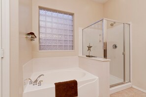 บ้านพัก, 3 ห้องนอน | ห้องน้ำ | ฝักบัวในอ่างอาบน้ำ, ของใช้ในห้องน้ำฟรี