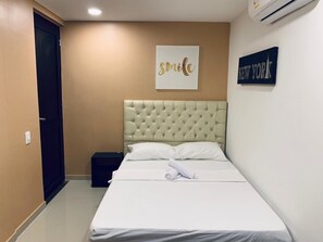Superior Double Room, 1 Queen Bed | In-room safe, free WiFi, bed sheets - Otro Mundo Hostel (Cartagena)