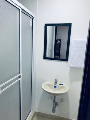 Shower, towels, soap, toilet paper - Otro Mundo Hostel (Cartagena)